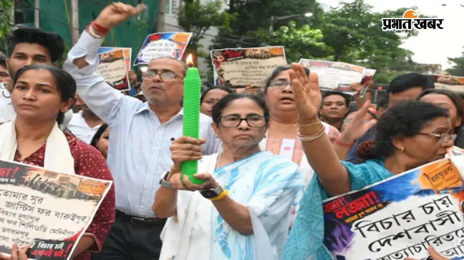 मोमबत्ती लेकर सड़क पर उतरीं ममता बनर्जी, बरुईपुर पीड़िता को न्याय देने की उठायी मांग