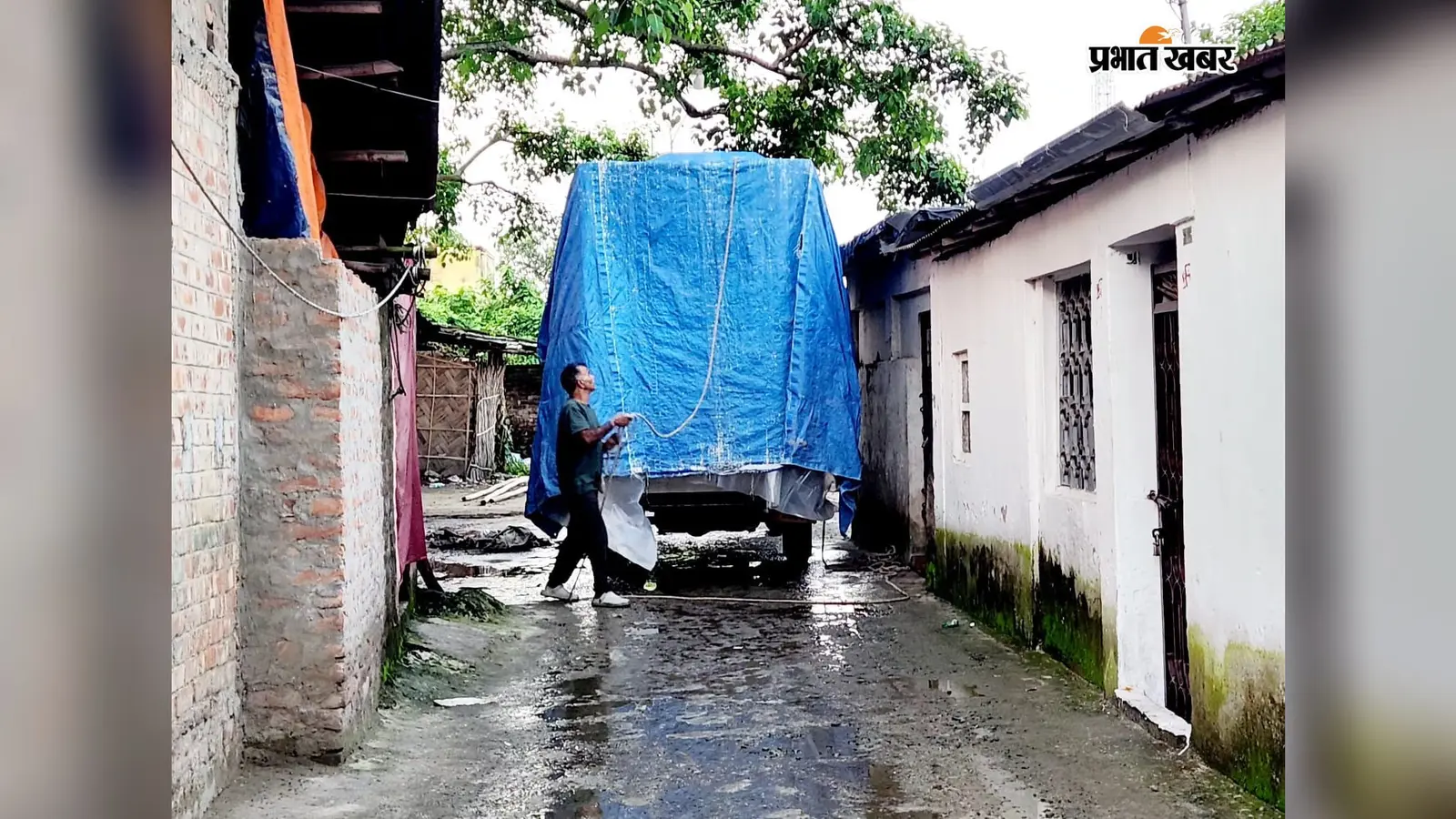 बीच सड़क पर माल उतारने से राहगीर परेशान, वैकल्पिक मार्ग पर बढ़ी जाम की समस्या