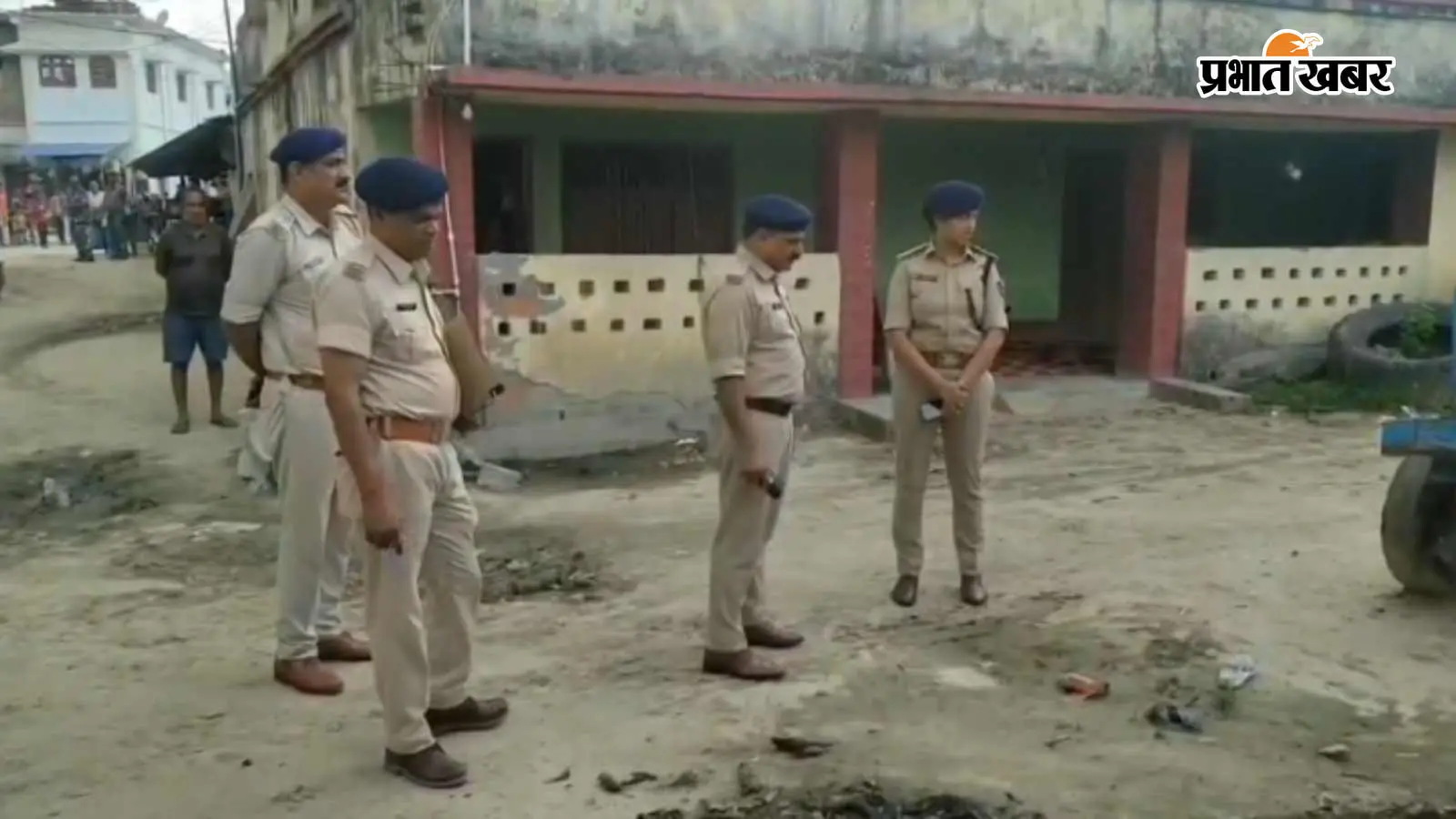 बगहा एसपी ने की पुट्टू मिश्रा हत्याकांड की समीक्षा, फुलकौल गांव पहुंचकर घटनास्थल की स्थलीय जांच