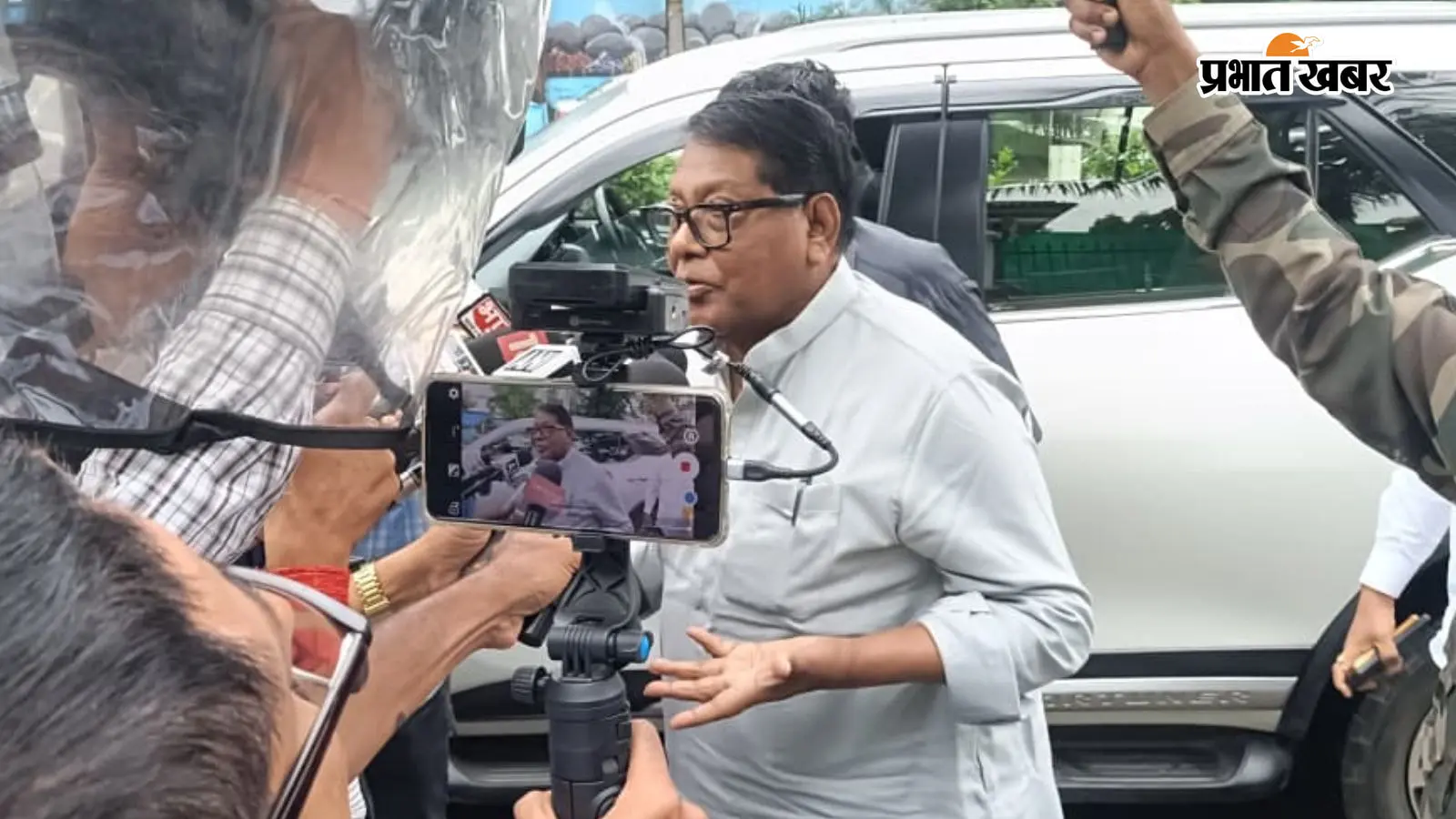 शराब घोटाला मामले में ED ऑफिस पहुंचे झारखंड के पूर्व मंत्री रामेश्वर उरांव