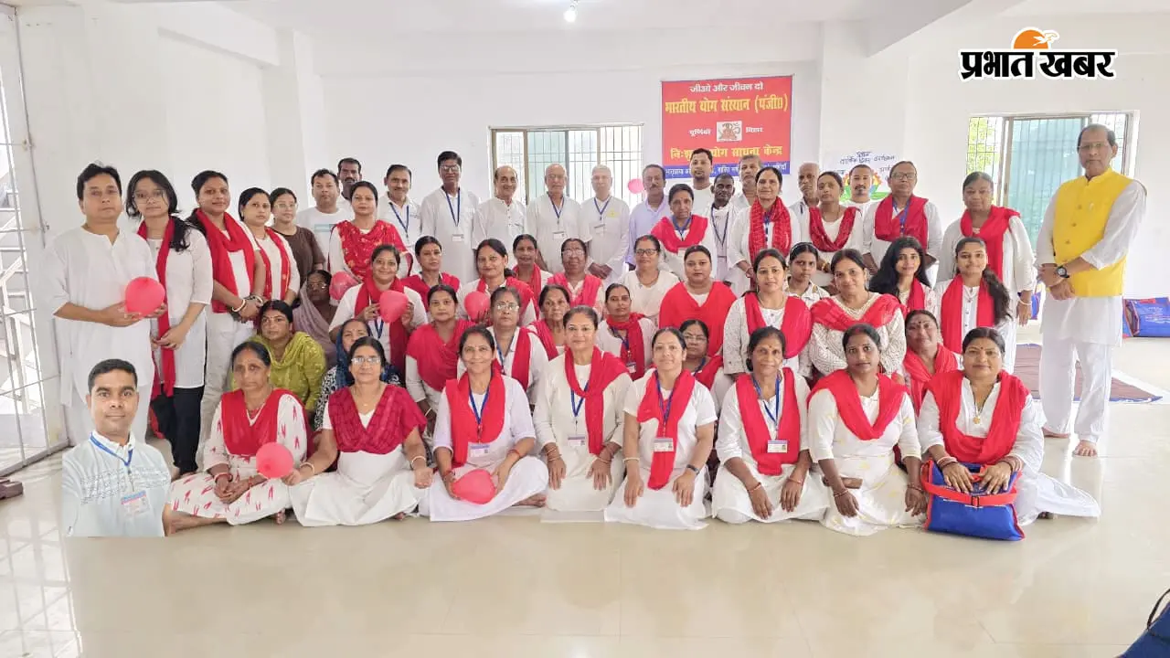 योग केन्द्र के प्रथम वार्षिक दिवस पर गूंजे शंखनाद, सामूहिक योगाभ्यास और सरस्वती वंदना ने बांधा समां