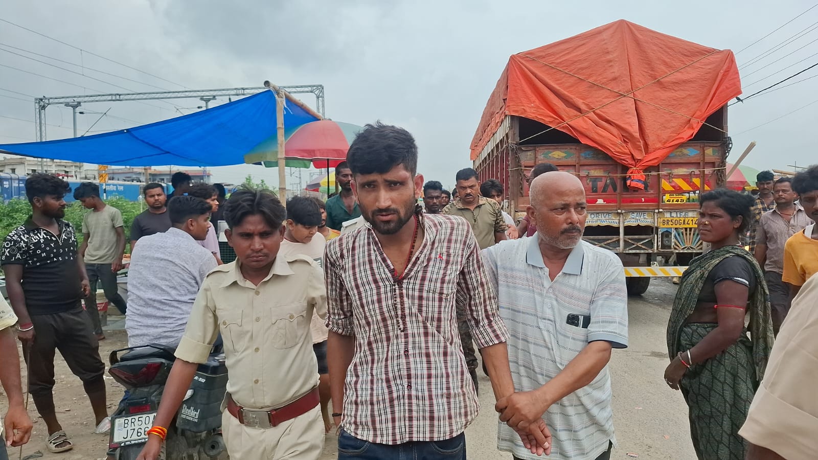 लोगों ने एक संदिग्ध को दबोचा