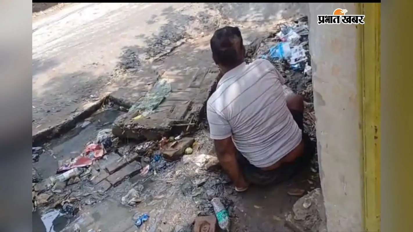 सीवान के रेड क्रॉस परिसर में जलजमाव से दिव्यांग परेशान, स्वास्थ्य विभाग की चेतावनी भी बेअसर