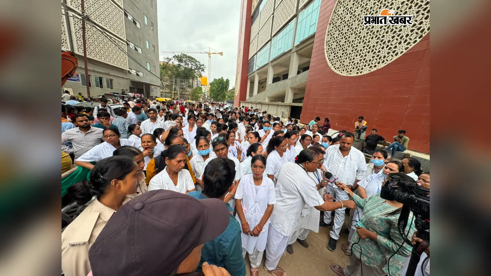 पटना के PMCH में नर्सें हड़ताल पर बैठीं; इमरजेंसी-ओटी ठप, 63 ऑपरेशन टले