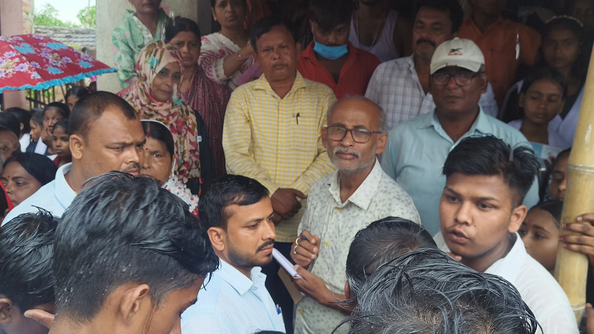 मधेपुरा में प्रभारी बदलने के आदेश पर स्कूल में बवाल, छात्रों ने कहा- 'मुकेश कुमार नहीं हटेंगे'