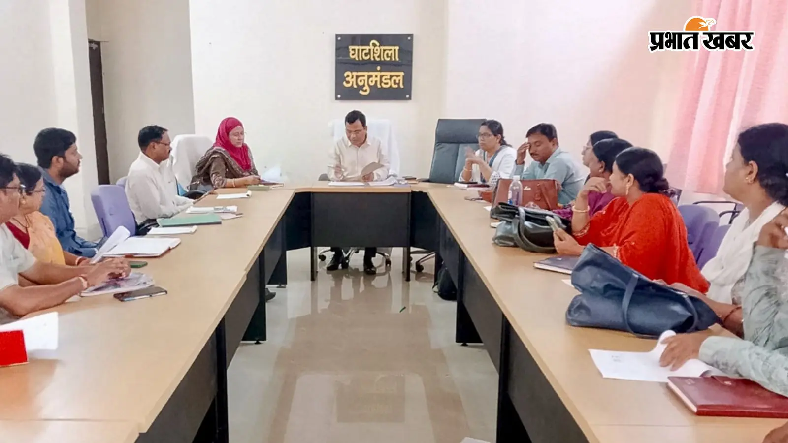 घाटशिला में SIR कार्य की धीमी रफ्तार पर एसडीओ सख्त, खराब प्रदर्शन करने वाले दो BLO सुपरवाइजरों को शोकॉज