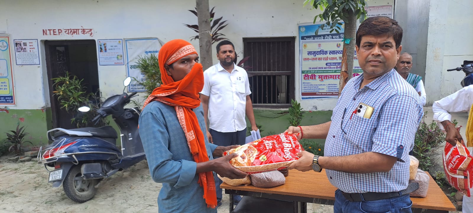 मधेपुरा TV मरीजों के लिए आगे आए अधिकारी, निक्षय मित्र योजना के तहत लिया गोद, राशन किट देकर बढ़ाया हौसला