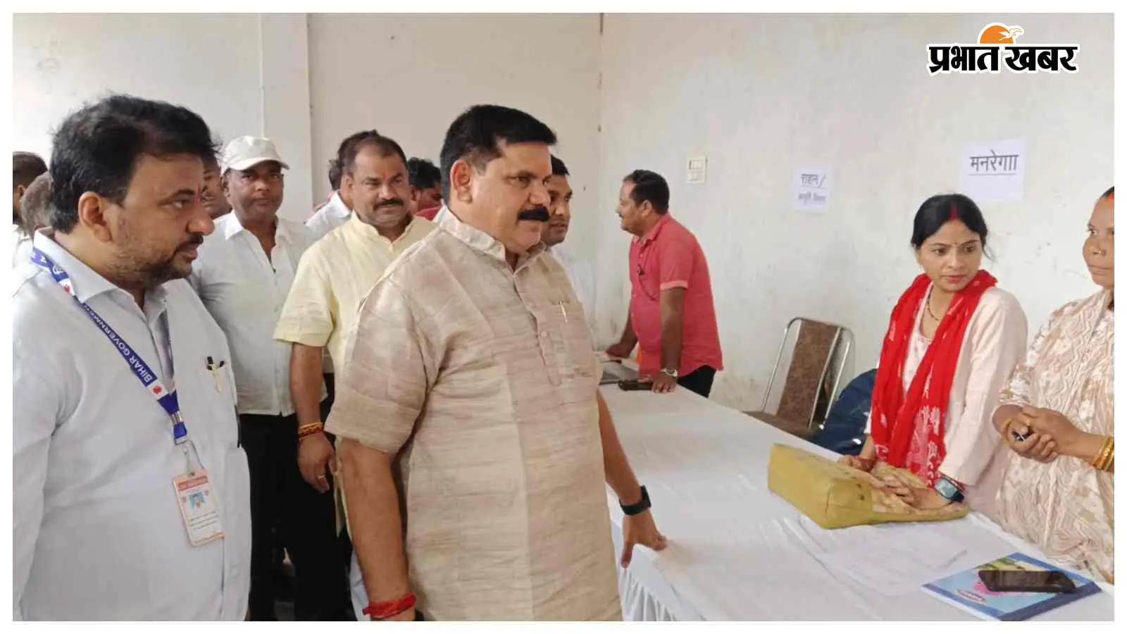 सहयोग शिविर में पहुंचे केंद्रीय मंत्री, ग्रामीणों की समस्याएं सुन अधिकारियों को दिए निर्देश