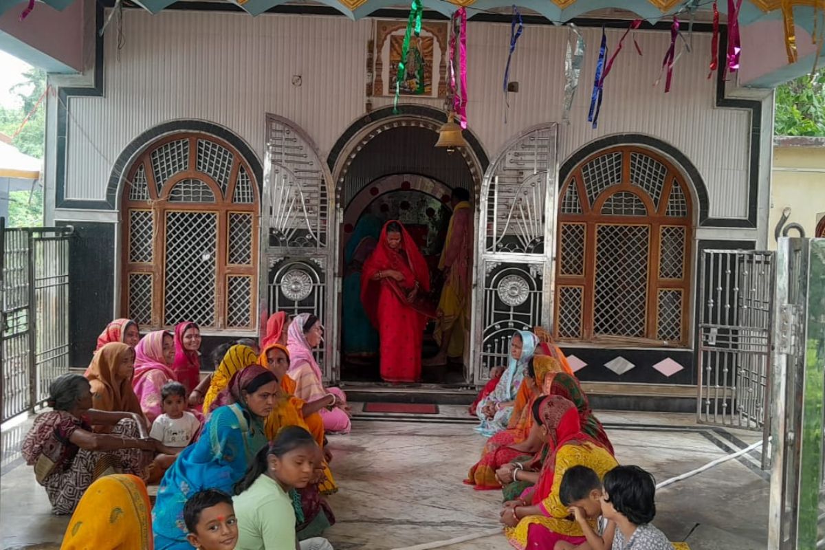 मां के दरबार में उपस्थित श्रद्धालु.
