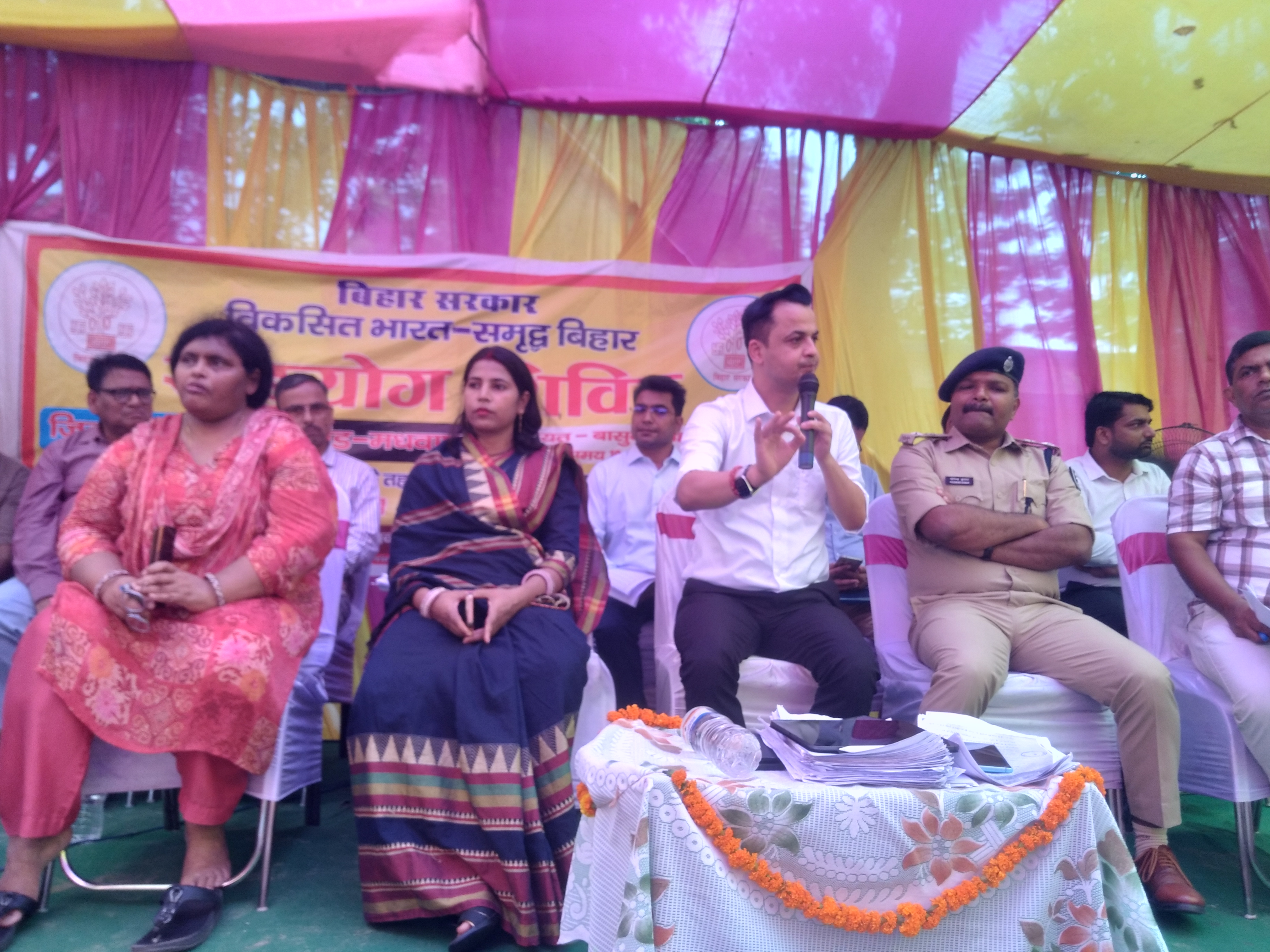 सहयोग शिविर में पहुंचे डीएम आनंद शर्मा, जनता की समस्या से हुए रूबरु, समाधान के लिए दिए आवश्यक निर्देश