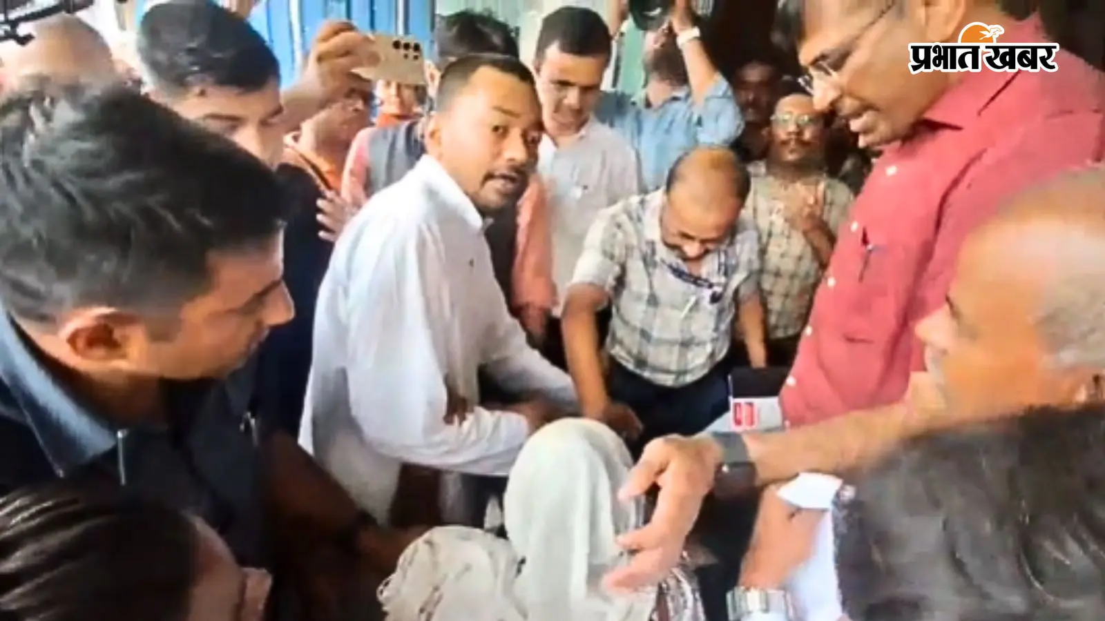 'ए निशांत... कल से X-Ray के लिए बैठी हूं', दादी की गुहार सुन स्वास्थ्य मंत्री ने थामा हाथ, खुद डॉक्टर के पास ले गए