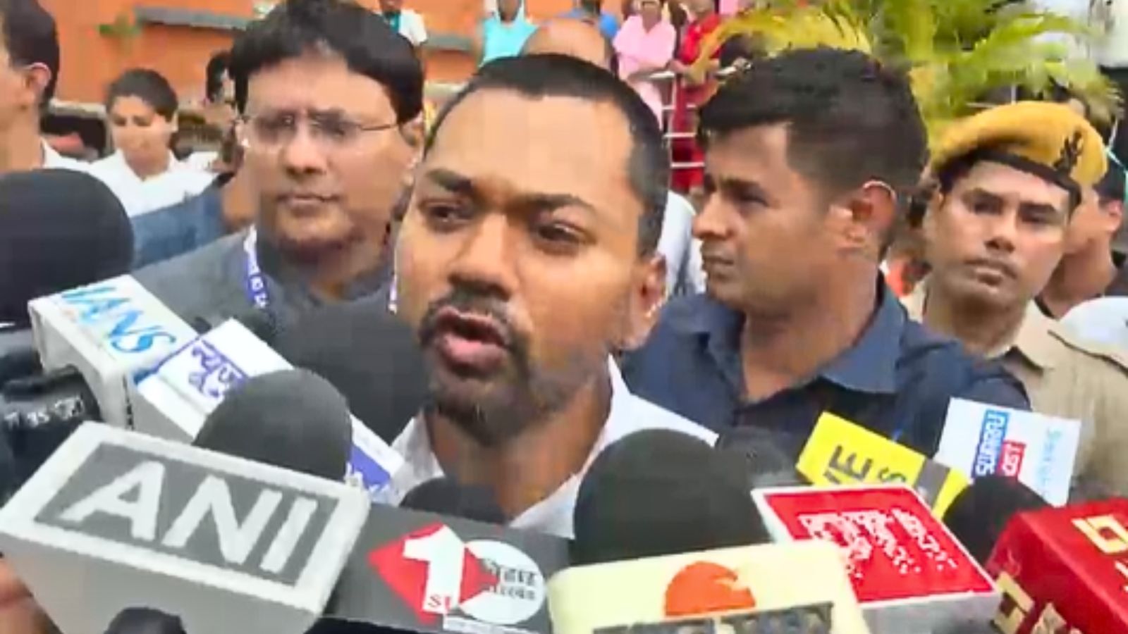 पत्रकारों से बात करते निशांत 