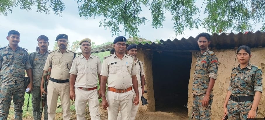 औरंगाबाद में कुर्की-जब्ती अभियान, एक आरोपी ने मौके पर किया आत्मसमर्पण, कई के घर ही नहीं मिले