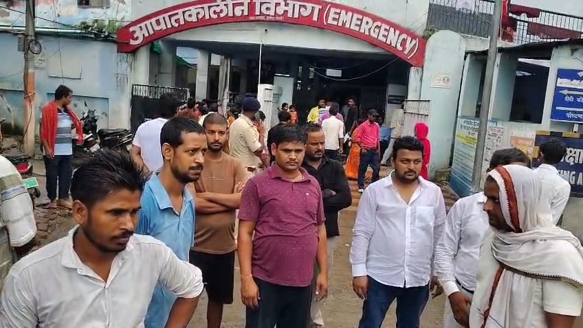 हाजीपुर में रेलवे ट्रैक के पास ट्रक चालक का शव मिलने से सनसनी, परिजनों ने 50 हजार रुपये लूटकर हत्या का लगाया आरोप