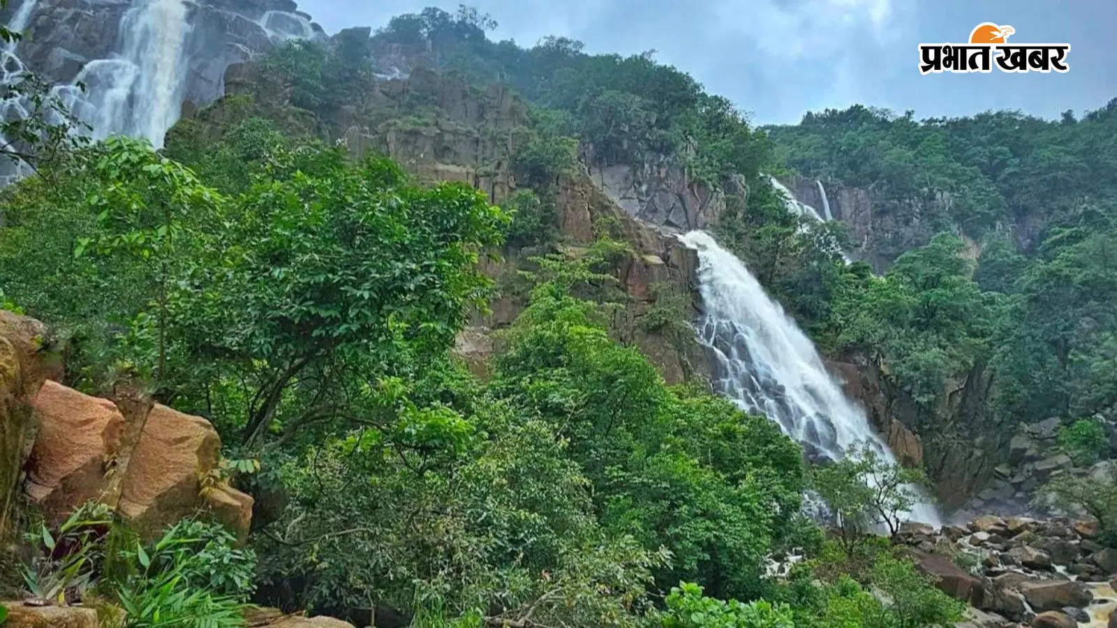 बारिश के बाद लोध फॉल समेत लातेहार के पर्यटन स्थलों की बढ़ी रौनक, पर्यटकों को लुभा रहा प्राकृतिक सौंदर्य