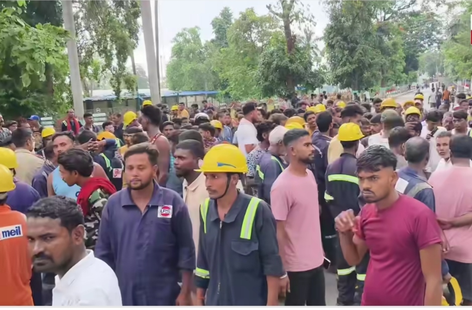 बेगूसराय: मुआवजे की मांग पर रिफाइनरी में बवाल, लाठीचार्ज के बाद भड़के मजदूर, गेट पर तोड़फोड़; कई घायल