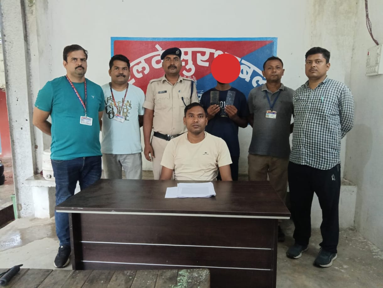बेगूसराय आरपीएफ की कार्रवाई: कटरा एक्सप्रेस से चोरी गए दो मोबाइल के साथ शातिर चोर गिरफ्तार