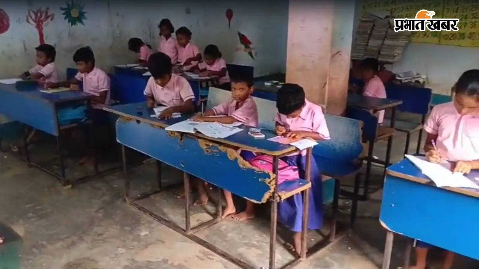 चाकुलिया के प्राथमिक विद्यालय में शिक्षक नदारद, माता समिति सदस्य के भरोसे हुई बच्चों की परीक्षा