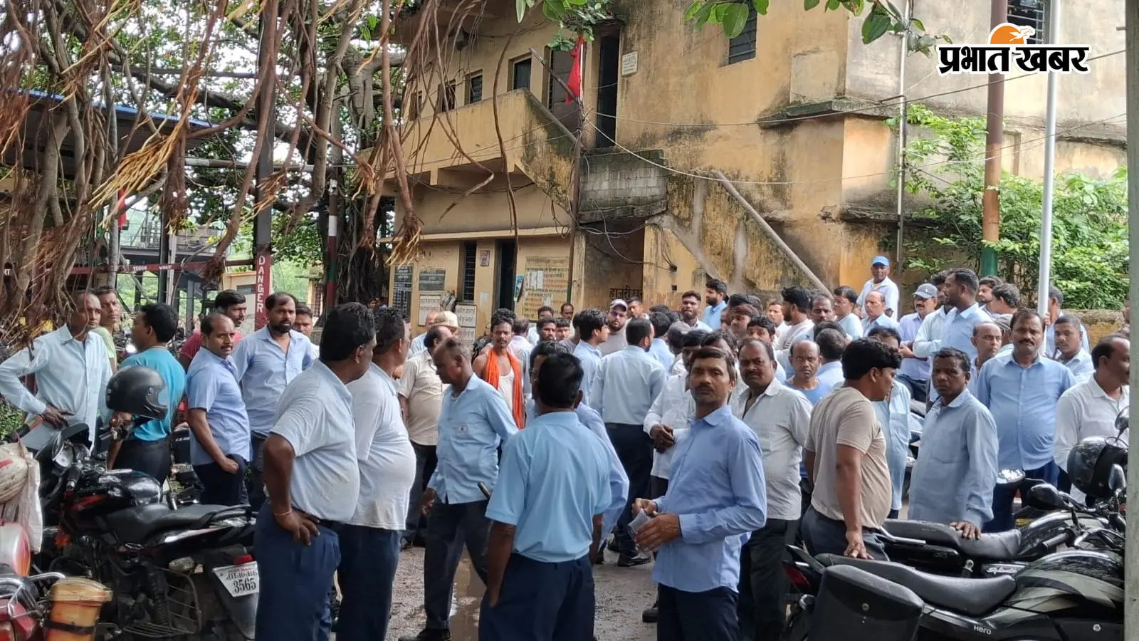 निरसा में अपराधियों का तांडव, ECL कोलियरी में बमबाजी और फायरिंग, सुरक्षा गार्ड गंभीर रूप से घायल