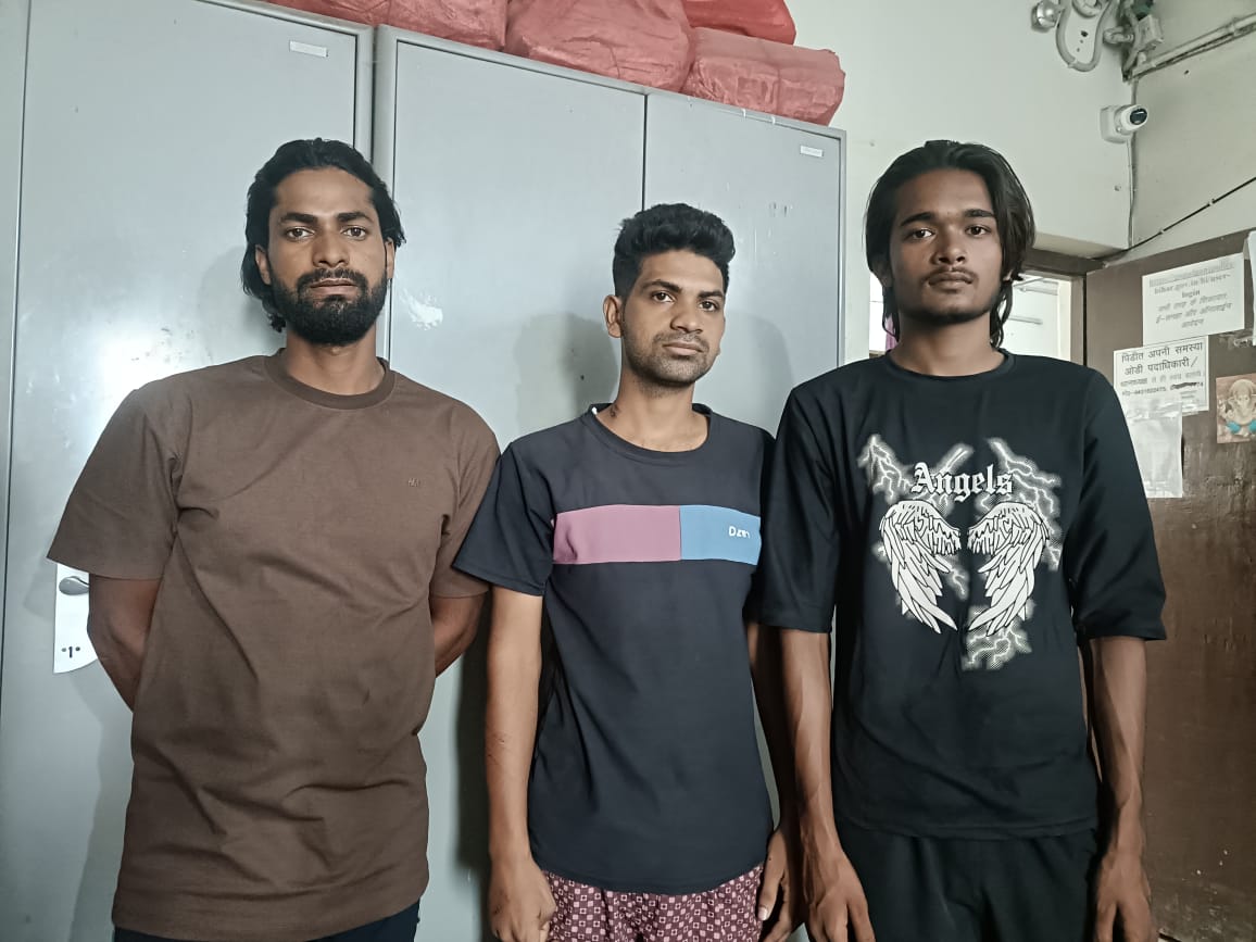 गोपालगंज में चोरी की स्कॉर्पियो से चल रहा था शराब तस्करी का खेल, तीन तस्कर गिरफ्तार