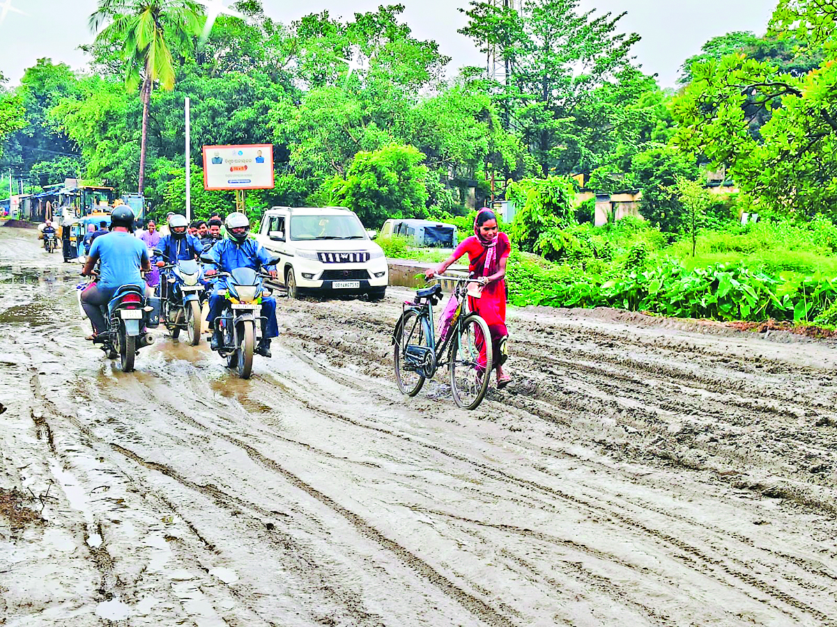 Rourkela News: राउरकेला-बंड़ामुंडा मुख्य मार्ग कीचड़ में हुआ तब्दील, फिसलन ने बढ़ाया जोखिम