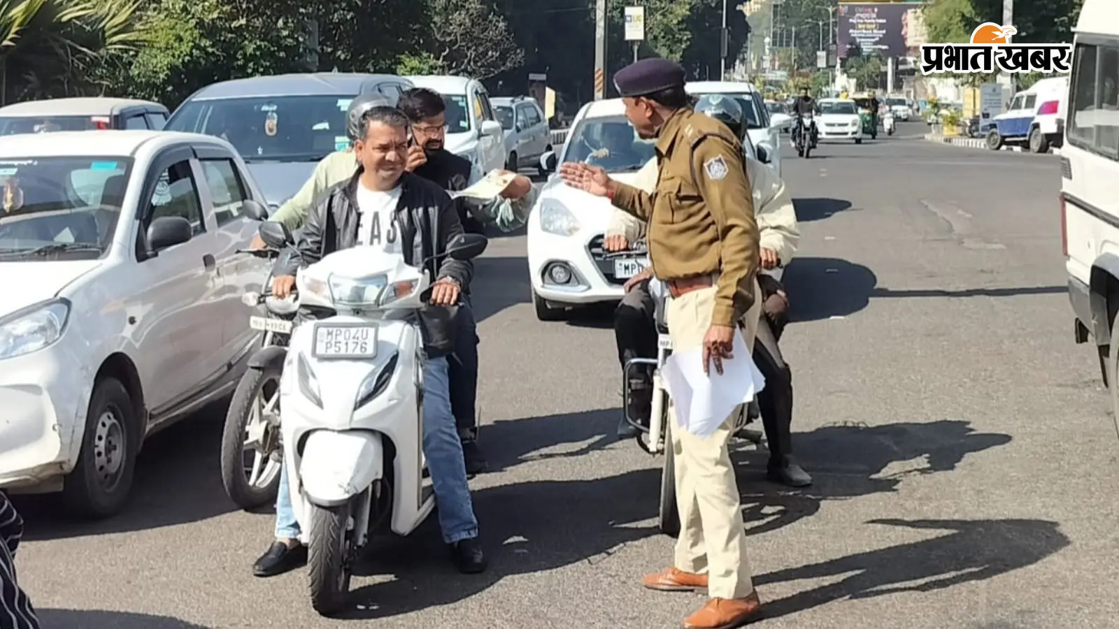 सासाराम कलेक्ट्रेट के पास चला सघन वाहन जांच अभियान, नियम तोड़ने वालों से वसूला गया 1.20 लाख रुपये का जुर्माना