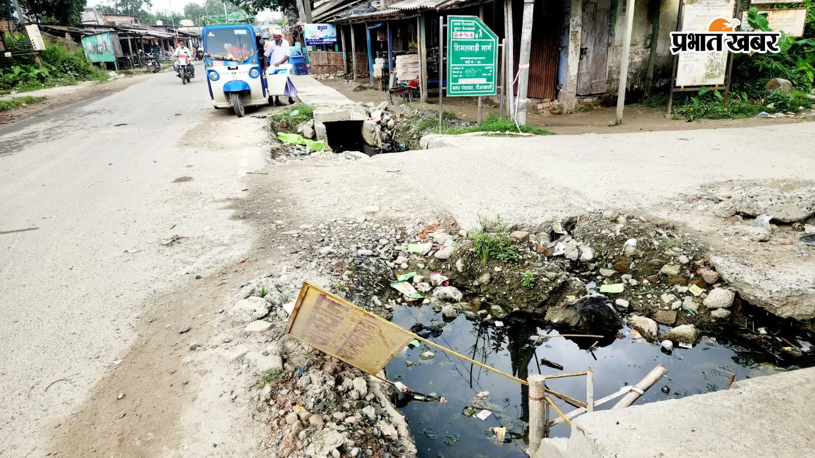 पौआखाली में नाला निर्माण बना परेशानी, खुला गड्ढा दे रहा हादसे को न्योता