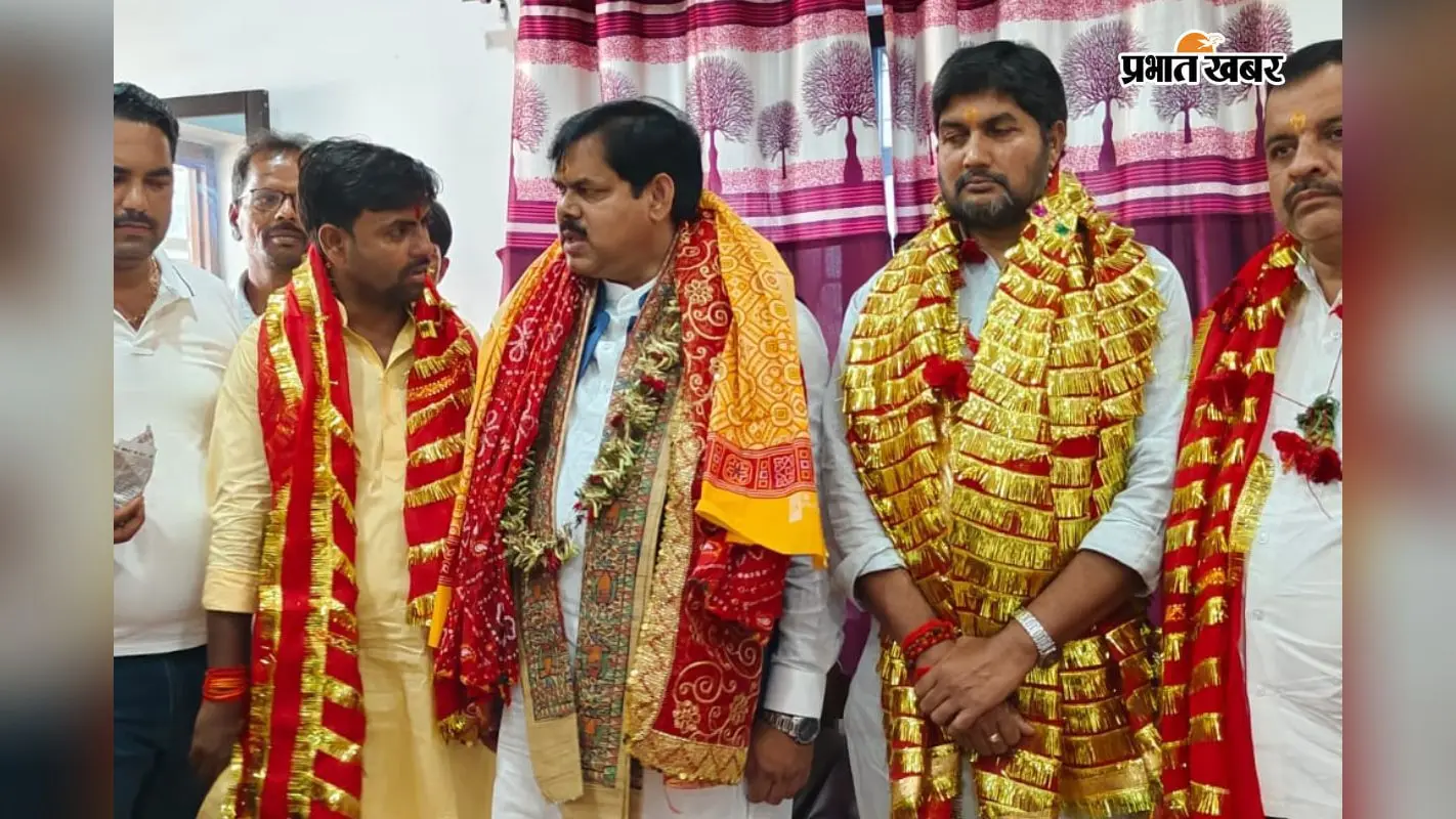शिक्षा मंत्री मिथिलेश तिवारी ने थावे दुर्गा मंदिर में की पूजा-अर्चना, बिहार की सुख-समृद्धि की मांगी दुआ