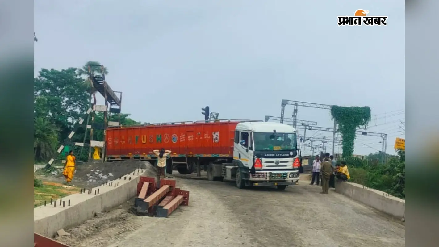 शिवनारायणपुर रेलवे बाइपास पर ट्रक का टूटा गुल्ला, सुबह से लगा भीषण जाम, भारी वाहन समेत स्कूल बसें घंटों फंसीं