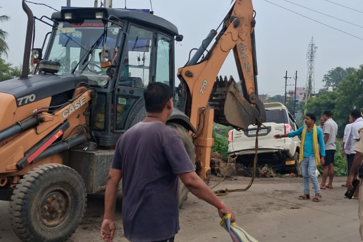 जेसीबी की मदद से गाड़ी को निकलते हुए.
