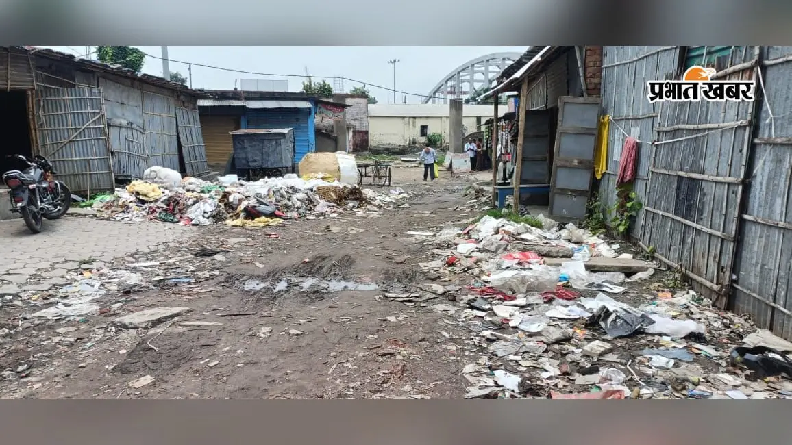 कटिहार में कचरा उठाव की रफ्तार सुस्त, निगम कार्यालय के आसपास लगा गंदगी का अंबार