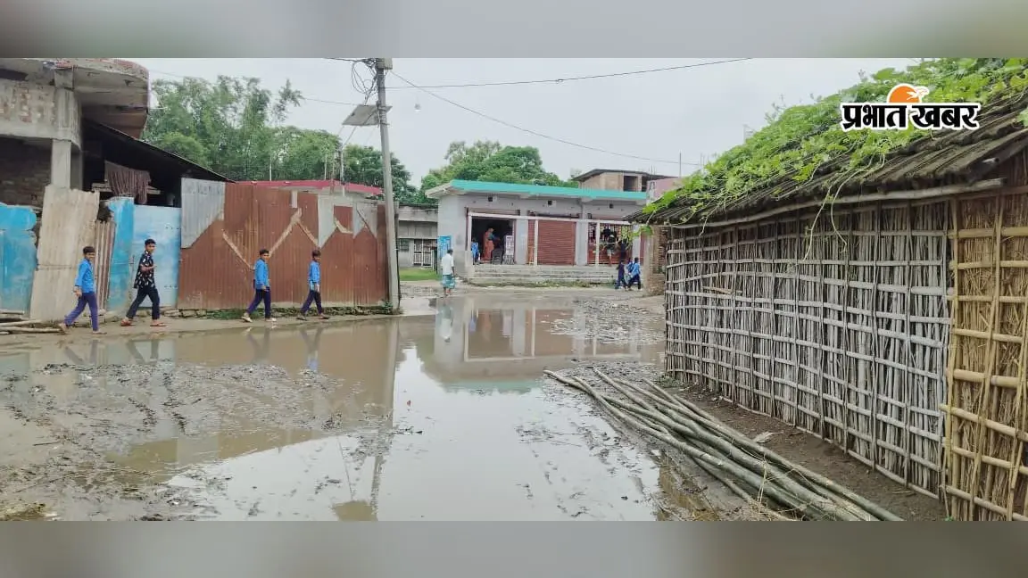 बैरिया पंचायत में जलजमाव से आवागमन प्रभावित, स्कूली बच्चों और ग्रामीणों की बढ़ी परेशानी