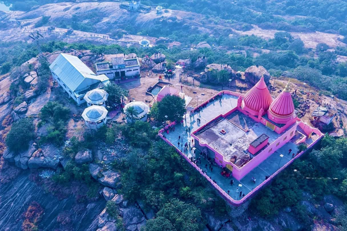 पर्वत शिखर स्थित मंदिर