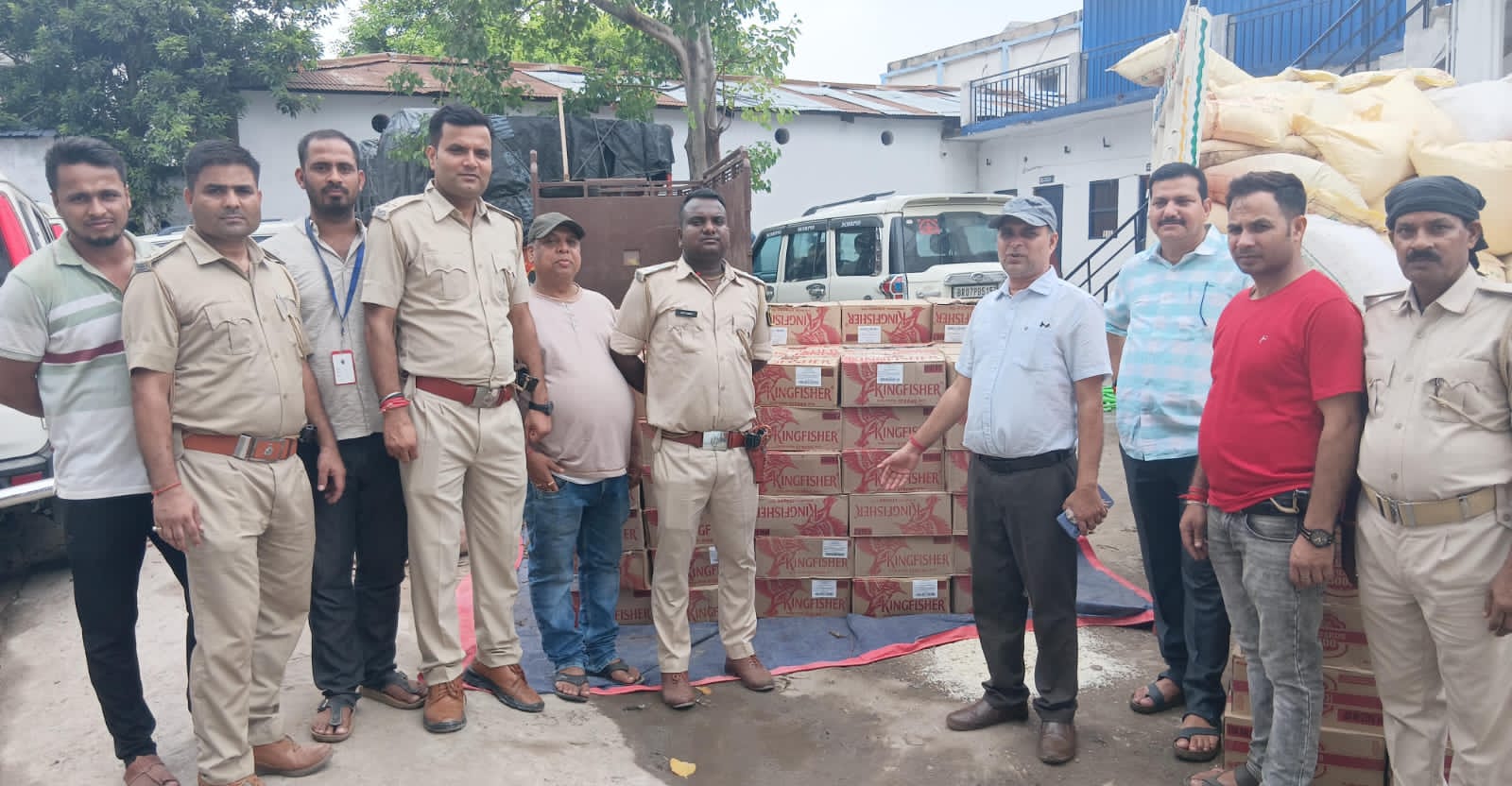 सीवान में शराब तस्करी का अनोखा तरीका, खैनी के नीचे छिपाई थी 1140 लीटर विदेशी बीयर, चालक वाहन छोड़कर फरार