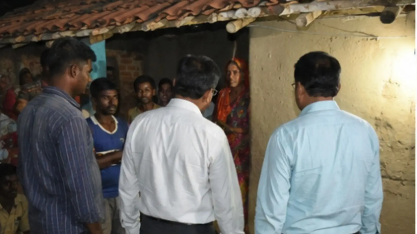 गढ़वा रतन लकड़ा मौत मामला: रात में पीड़ित परिवार के घर पहुंचे बैंक अधिकारी, ग्रामीणों ने किया विरोध