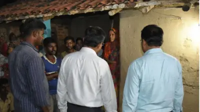 गढ़वा रतन लकड़ा मौत मामला: रात में पीड़ित परिवार के घर पहुंचे बैंक अधिकारी, ग्रामीणों ने किया विरोध