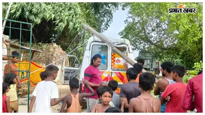 मैनाटाड़ में एंबुलेंस पर गिरा बिजली का खंभा ,कोई हताहत नहीं