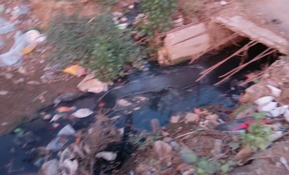 बक्सर में अधूरा नाला निर्माण बना मुसीबत, गंदगी और दुर्गंध से परेशान ग्रामीण