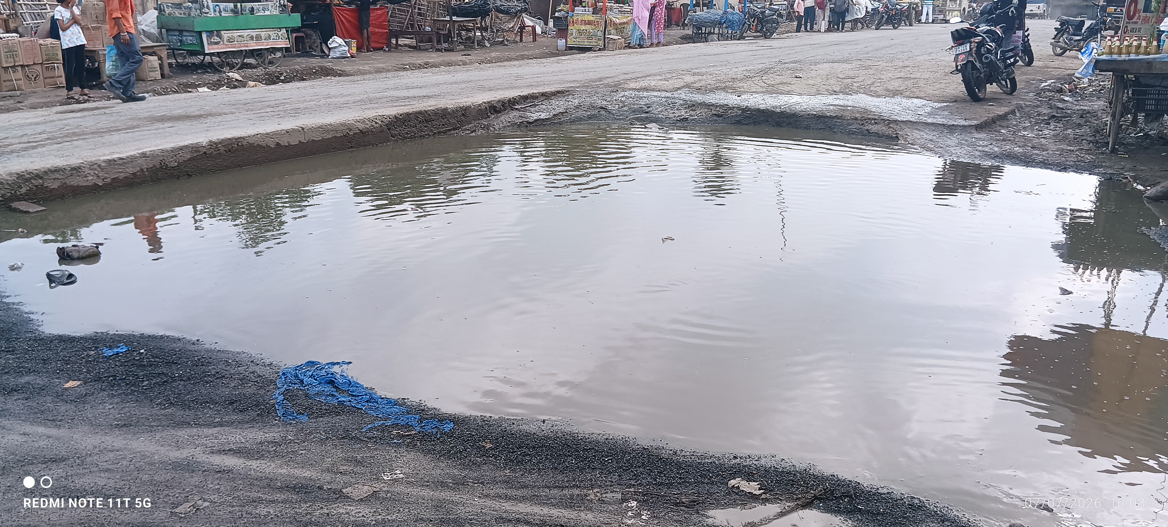 एनएच-80 पर शिवनारायणपुर चौक के पास अधूरी सड़क और जलजमाव से बढ़ी परेशानी: थम रही है वाहनों की रफ्तार