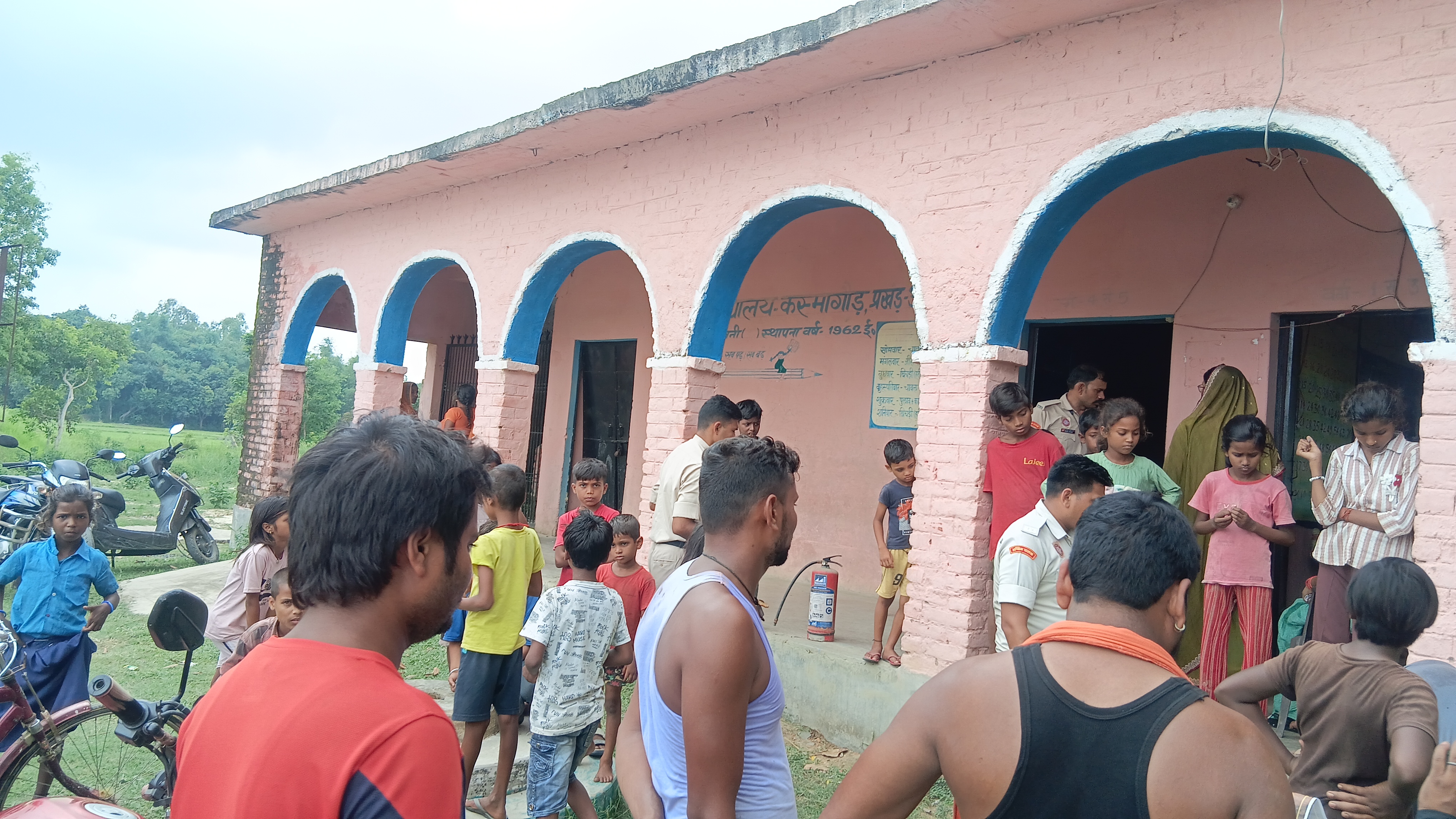 मिड-डे मील बनाते समय स्कूल की रसोई में लगी आग, ग्रामीणों की सूझबूझ से टला बड़ा हादसा
