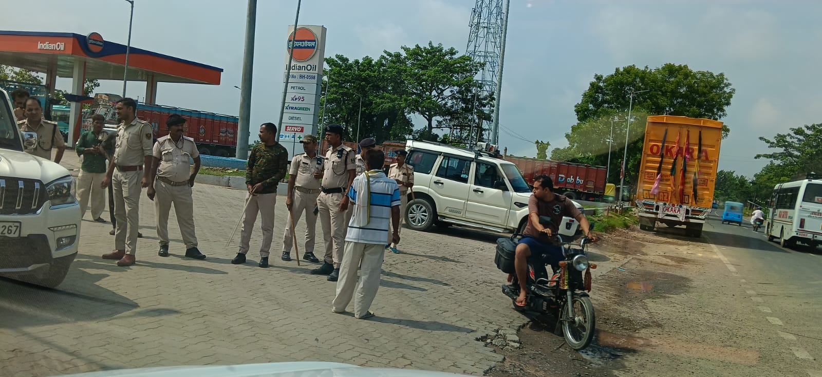 सीतामढ़ी: पुलिस का बड़ा एक्शन: NH 22 पर अवैध पार्किंग और अतिक्रमण के खिलाफ चला महाअभियान, काटे चालान