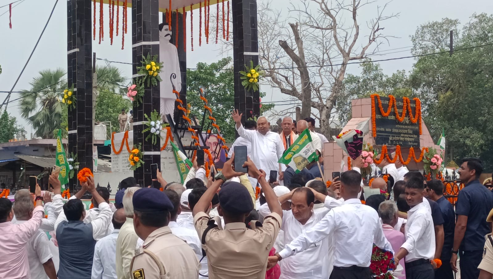 सारण के जलालपुर पहुंचे नीतीश कुमार, पंडित महेंद्र मिश्र की प्रतिमा पर किया माल्यार्पण