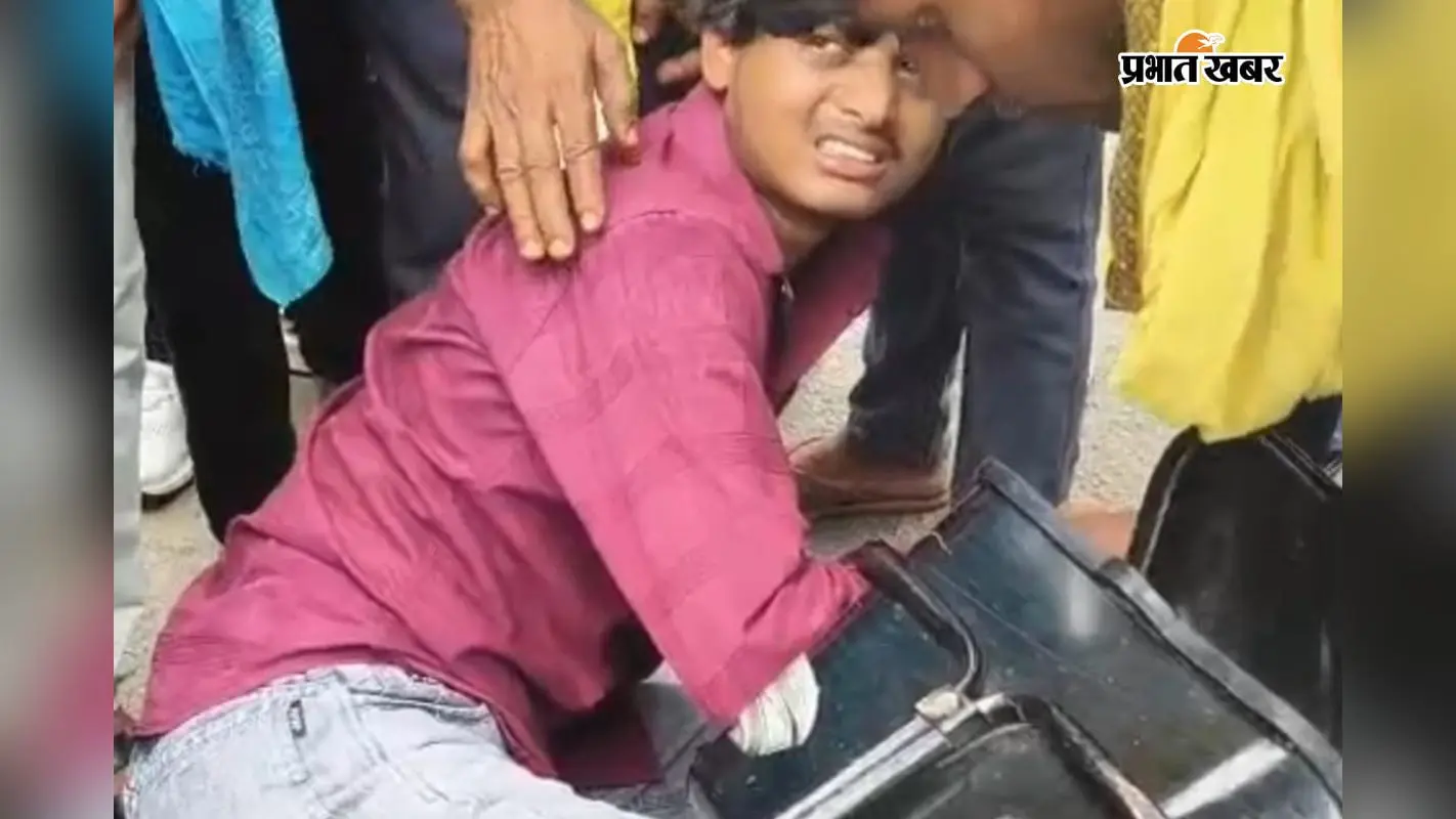 दहियारी मोड़ पर दो बाइक की जोरदार टक्कर, पहिए में फंसा युवक का पैर, मिस्त्री बुलाकर निकाला गया