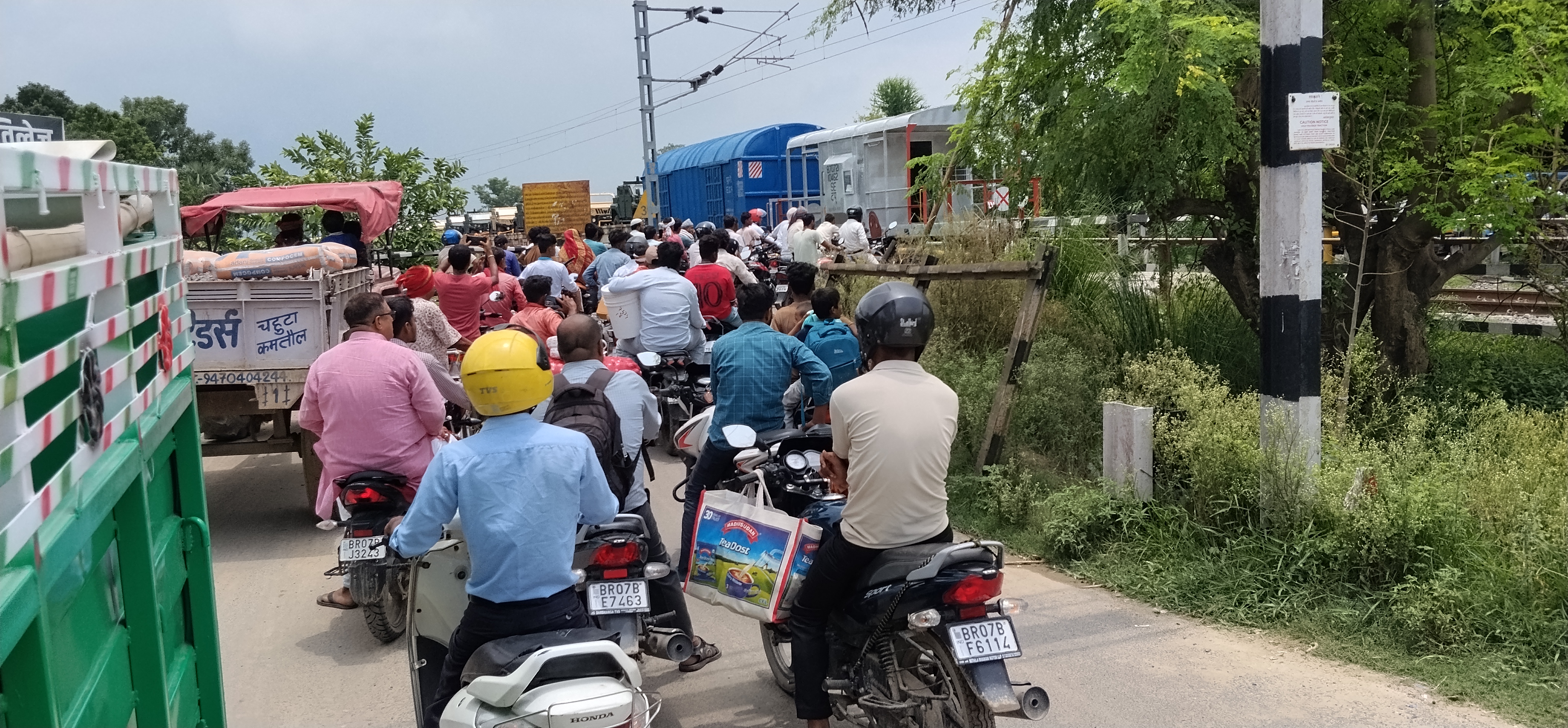 कमतौल रेलवे गुमटी पर जाम से राहगीर परेशान, एंबुलेंस और स्कूली बच्चे भी जाम में फंस रहे