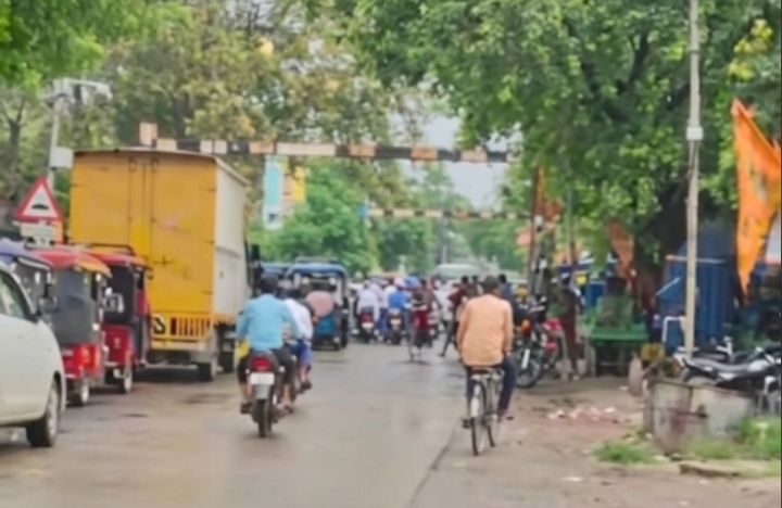 गोपालगंज: मीरगंज रेलवे ढाला पर आरओबी निर्माण में देरी, जाम और बारिश से बढ़ी लोगों की मुश्किलें