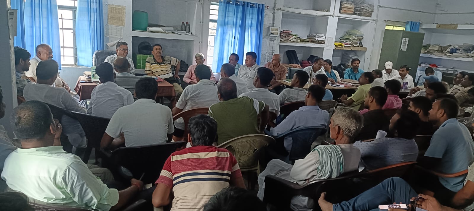 मधुबन में उर्वरक वितरण को लेकर समीक्षा बैठक, किसानों को जरूरत के अनुसार खाद देने के निर्देश