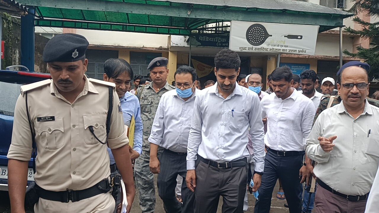 डीएम नवीन कुमार ने सदर अस्पताल का किया औचक निरीक्षण, स्वास्थ्य सेवाओं की गुणवत्ता सुधारने के दिए निर्देशपदाधिकारी