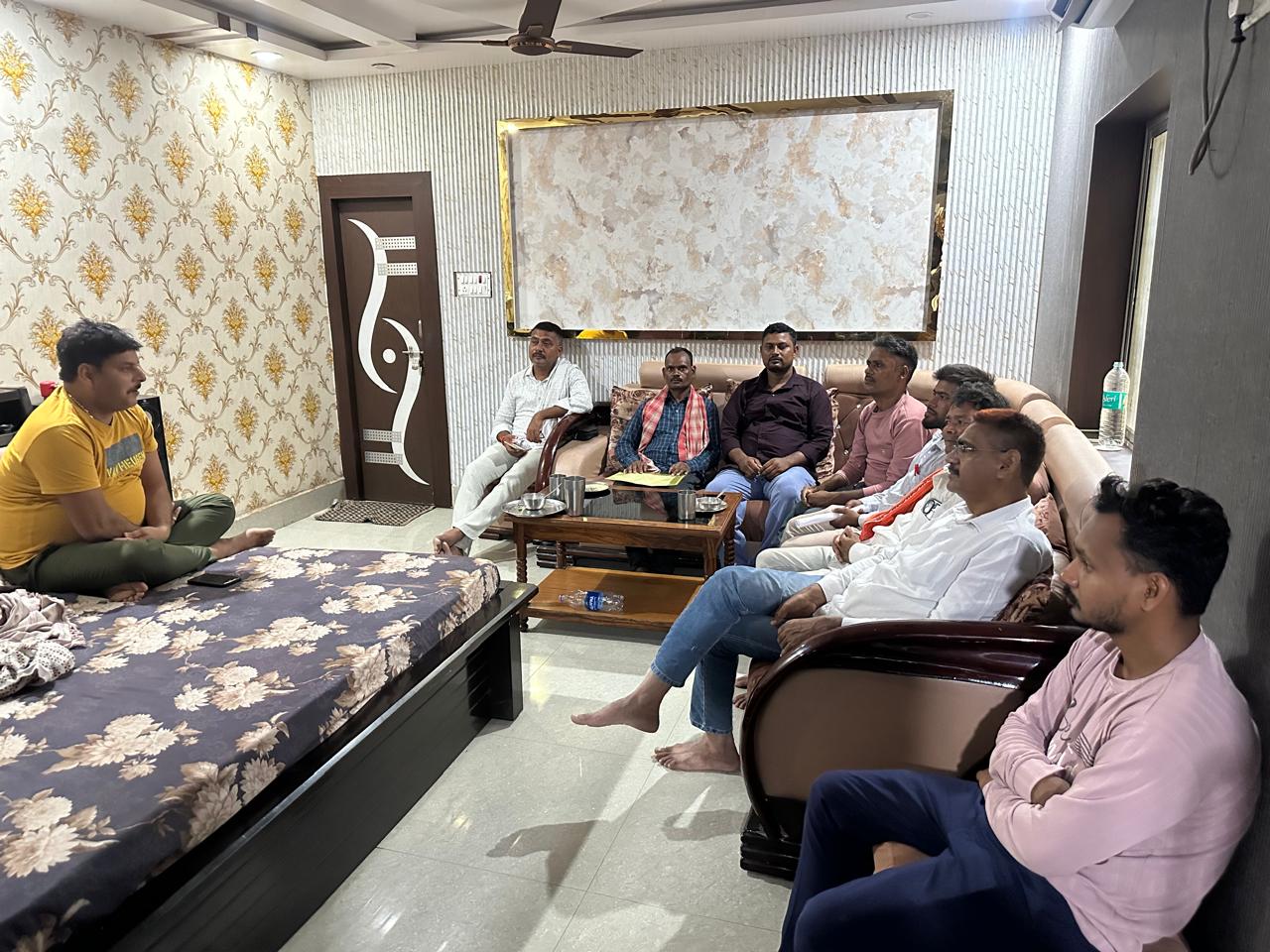 औरंगाबाद के नवीनगर में वर्षों से जर्जर सड़क से परेशान ग्रामीणों का फूटा गुस्सा, निर्माण की मांग को लेकर बीडीओ को सौंपा आवेदन
