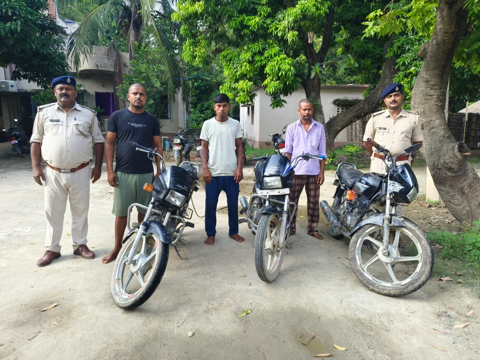 संध्या गश्ती में पुलिस को बड़ी सफलता, चोरी की तीन बाइक के साथ तीन गिरफ्तार