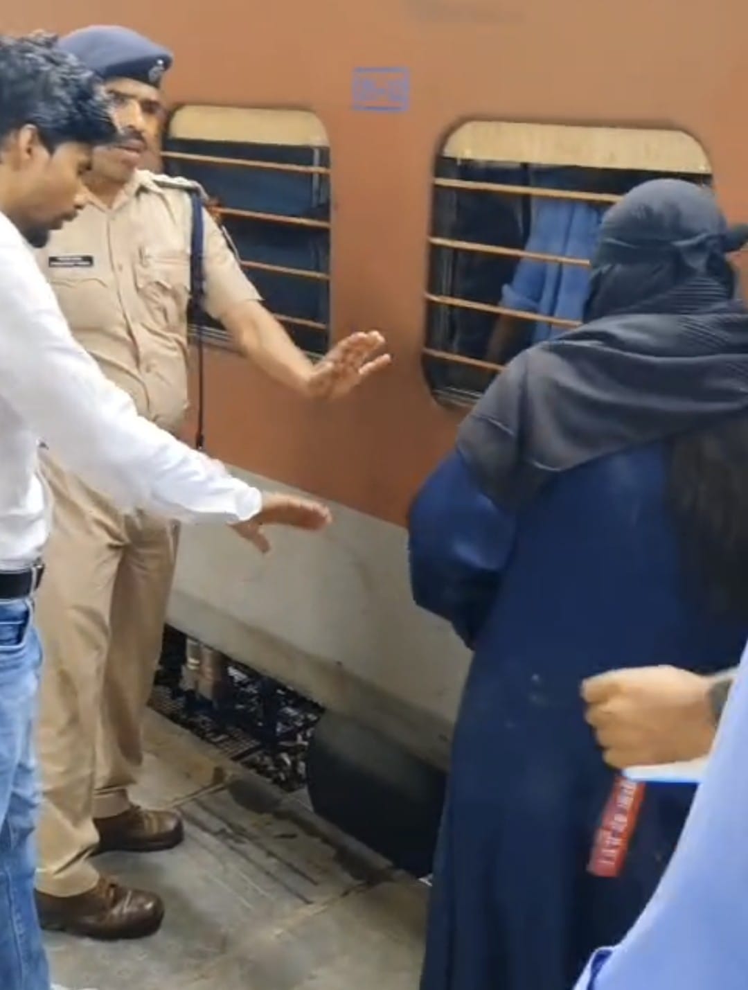 गया जी: चलती ट्रेन में चढ़ने के दौरान फिसली महिला, आरपीएफ ने बचायी जान